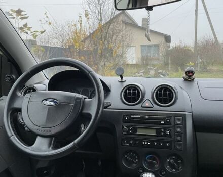 Серый Форд Фиеста, объемом двигателя 1.4 л и пробегом 237 тыс. км за 3500 $, фото 5 на Automoto.ua