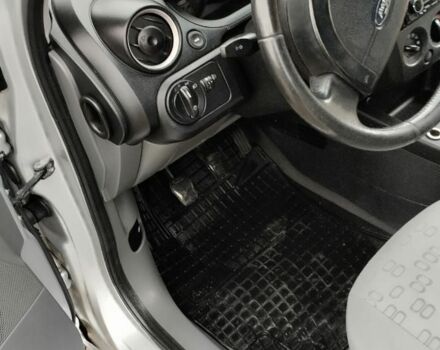 Серый Форд Фиеста, объемом двигателя 1.4 л и пробегом 300 тыс. км за 3400 $, фото 5 на Automoto.ua