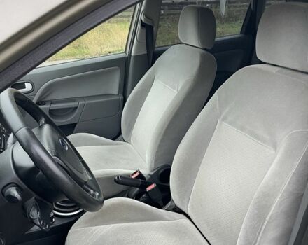 Серый Форд Фиеста, объемом двигателя 1.4 л и пробегом 237 тыс. км за 3500 $, фото 10 на Automoto.ua