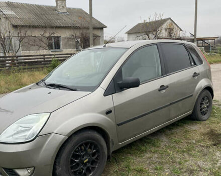 Серый Форд Фиеста, объемом двигателя 1.4 л и пробегом 237 тыс. км за 3500 $, фото 3 на Automoto.ua