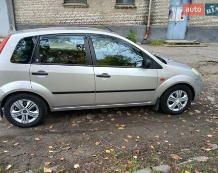 Серый Форд Фиеста, объемом двигателя 1.39 л и пробегом 180 тыс. км за 3000 $, фото 4 на Automoto.ua