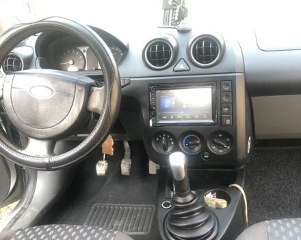 Серый Форд Фиеста, объемом двигателя 1.4 л и пробегом 174 тыс. км за 3500 $, фото 5 на Automoto.ua