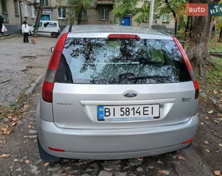 Серый Форд Фиеста, объемом двигателя 1.39 л и пробегом 180 тыс. км за 3000 $, фото 5 на Automoto.ua