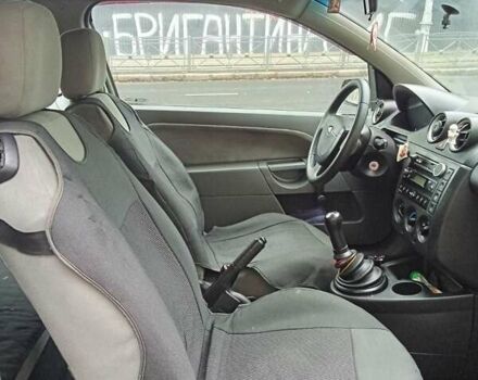 Серый Форд Фиеста, объемом двигателя 1.3 л и пробегом 300 тыс. км за 2900 $, фото 3 на Automoto.ua