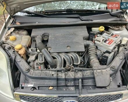 Серый Форд Фиеста, объемом двигателя 1.39 л и пробегом 180 тыс. км за 3000 $, фото 1 на Automoto.ua