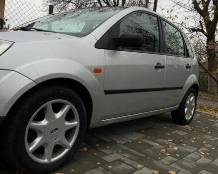 Серый Форд Фиеста, объемом двигателя 1.3 л и пробегом 187 тыс. км за 3400 $, фото 6 на Automoto.ua