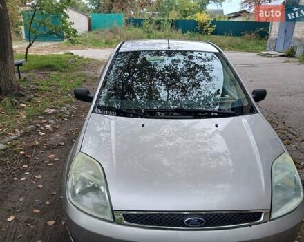 Серый Форд Фиеста, объемом двигателя 1.39 л и пробегом 180 тыс. км за 3000 $, фото 2 на Automoto.ua