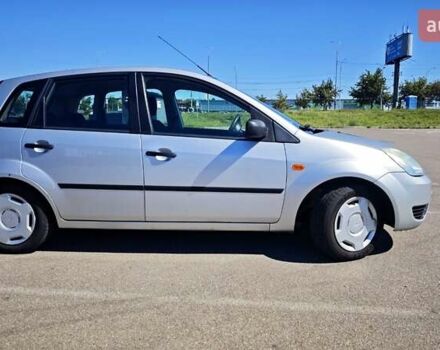 Серый Форд Фиеста, объемом двигателя 1.3 л и пробегом 205 тыс. км за 3500 $, фото 1 на Automoto.ua