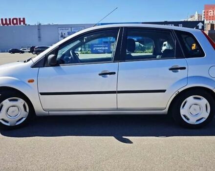 Серый Форд Фиеста, объемом двигателя 1.3 л и пробегом 205 тыс. км за 3500 $, фото 2 на Automoto.ua