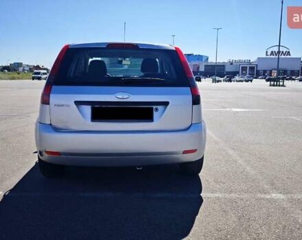 Серый Форд Фиеста, объемом двигателя 1.3 л и пробегом 205 тыс. км за 3500 $, фото 7 на Automoto.ua