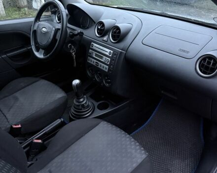 Серый Форд Фиеста, объемом двигателя 1.4 л и пробегом 190 тыс. км за 3700 $, фото 15 на Automoto.ua