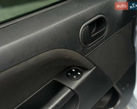 Серый Форд Фиеста, объемом двигателя 1.4 л и пробегом 298 тыс. км за 3850 $, фото 8 на Automoto.ua