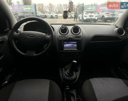Серый Форд Фиеста, объемом двигателя 1.4 л и пробегом 298 тыс. км за 3850 $, фото 10 на Automoto.ua