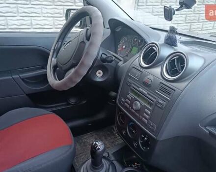 Серый Форд Фиеста, объемом двигателя 1.39 л и пробегом 133 тыс. км за 4000 $, фото 5 на Automoto.ua