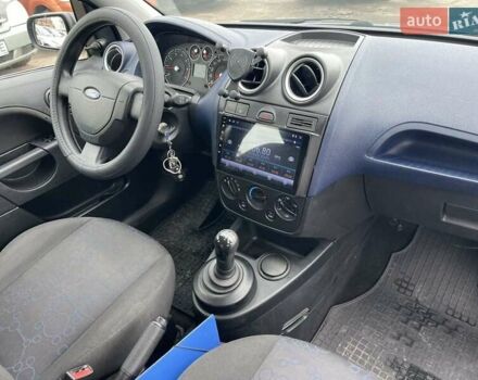 Серый Форд Фиеста, объемом двигателя 1.39 л и пробегом 160 тыс. км за 4200 $, фото 6 на Automoto.ua