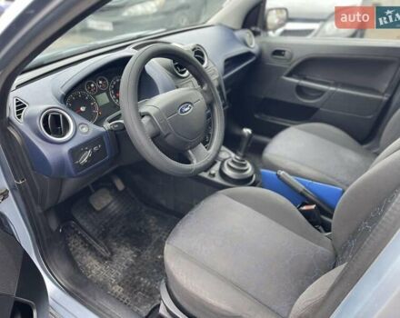 Серый Форд Фиеста, объемом двигателя 1.39 л и пробегом 160 тыс. км за 4200 $, фото 13 на Automoto.ua