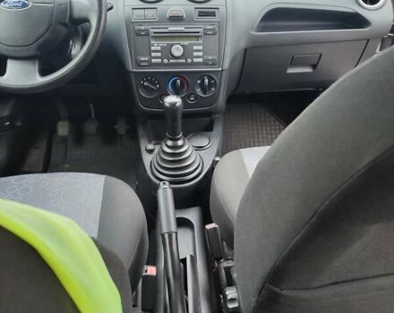 Серый Форд Фиеста, объемом двигателя 1.3 л и пробегом 130 тыс. км за 3900 $, фото 16 на Automoto.ua