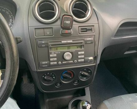 Серый Форд Фиеста, объемом двигателя 1.4 л и пробегом 167 тыс. км за 3000 $, фото 3 на Automoto.ua