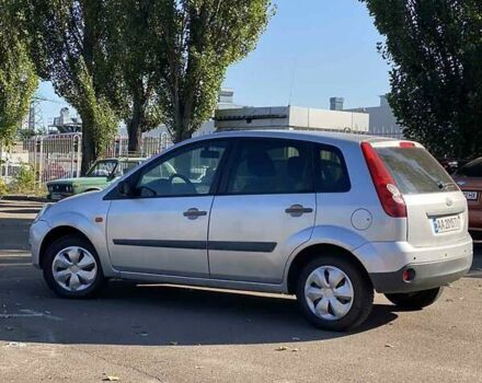 Серый Форд Фиеста, объемом двигателя 1.39 л и пробегом 145 тыс. км за 3500 $, фото 2 на Automoto.ua