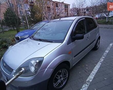 Серый Форд Фиеста, объемом двигателя 1.39 л и пробегом 133 тыс. км за 4000 $, фото 2 на Automoto.ua