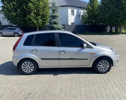 Серый Форд Фиеста, объемом двигателя 1.4 л и пробегом 250 тыс. км за 4199 $, фото 3 на Automoto.ua