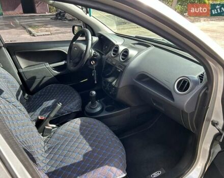 Сірий Форд Фієста, об'ємом двигуна 1.39 л та пробігом 183 тис. км за 5500 $, фото 32 на Automoto.ua