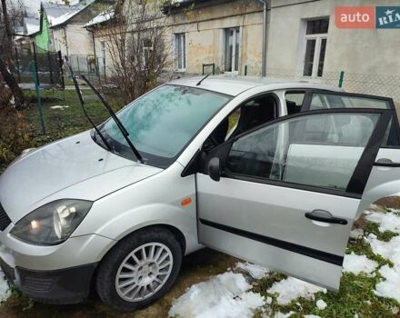 Серый Форд Фиеста, объемом двигателя 1.3 л и пробегом 130 тыс. км за 3900 $, фото 7 на Automoto.ua