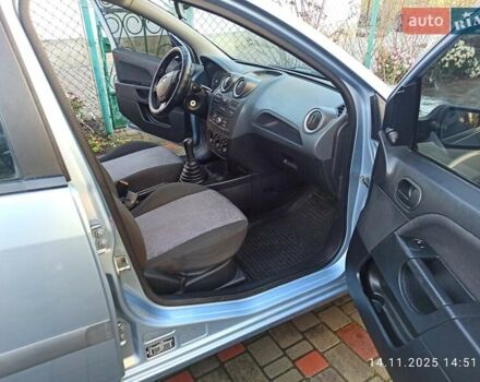 Серый Форд Фиеста, объемом двигателя 1.3 л и пробегом 88 тыс. км за 4400 $, фото 7 на Automoto.ua