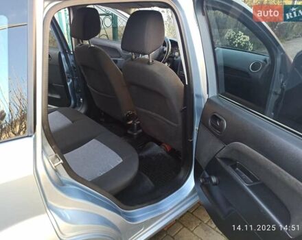 Серый Форд Фиеста, объемом двигателя 1.3 л и пробегом 88 тыс. км за 4400 $, фото 8 на Automoto.ua