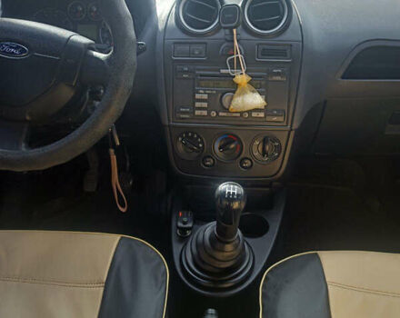 Серый Форд Фиеста, объемом двигателя 1.39 л и пробегом 270 тыс. км за 4200 $, фото 8 на Automoto.ua