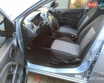 Серый Форд Фиеста, объемом двигателя 1.3 л и пробегом 88 тыс. км за 4400 $, фото 4 на Automoto.ua