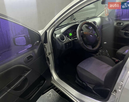 Серый Форд Фиеста, объемом двигателя 1.24 л и пробегом 350 тыс. км за 2999 $, фото 6 на Automoto.ua