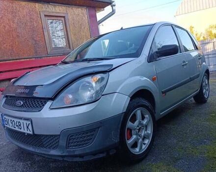 Серый Форд Фиеста, объемом двигателя 1.3 л и пробегом 151 тыс. км за 3600 $, фото 4 на Automoto.ua