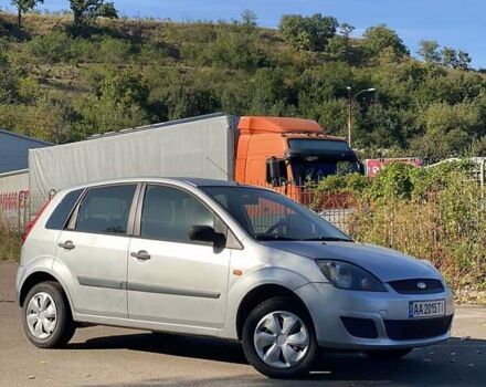 Серый Форд Фиеста, объемом двигателя 1.39 л и пробегом 145 тыс. км за 3500 $, фото 1 на Automoto.ua
