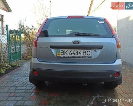 Серый Форд Фиеста, объемом двигателя 1.3 л и пробегом 88 тыс. км за 4400 $, фото 2 на Automoto.ua