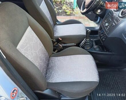 Серый Форд Фиеста, объемом двигателя 1.3 л и пробегом 88 тыс. км за 4400 $, фото 6 на Automoto.ua