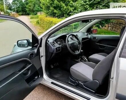 Серый Форд Фиеста, объемом двигателя 1.3 л и пробегом 142 тыс. км за 3500 $, фото 6 на Automoto.ua