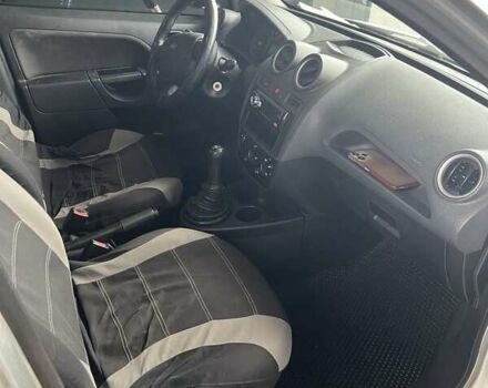 Серый Форд Фиеста, объемом двигателя 1.2 л и пробегом 194 тыс. км за 3300 $, фото 12 на Automoto.ua