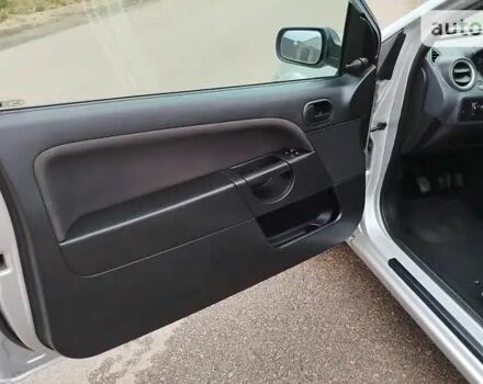 Серый Форд Фиеста, объемом двигателя 1.3 л и пробегом 142 тыс. км за 3500 $, фото 8 на Automoto.ua