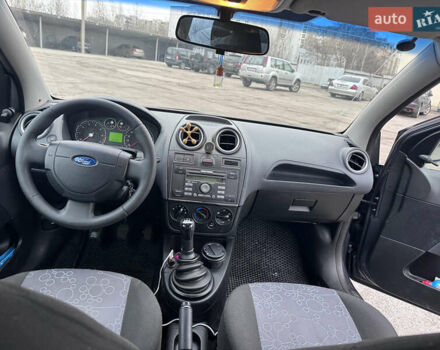 Серый Форд Фиеста, объемом двигателя 1.4 л и пробегом 225 тыс. км за 3700 $, фото 6 на Automoto.ua