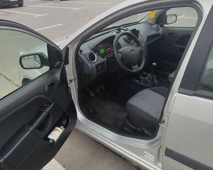 Сірий Форд Фієста, об'ємом двигуна 1.39 л та пробігом 189 тис. км за 3900 $, фото 10 на Automoto.ua