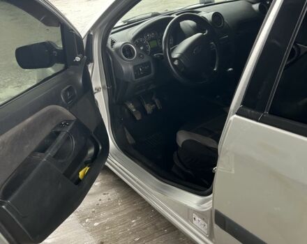 Серый Форд Фиеста, объемом двигателя 1.2 л и пробегом 194 тыс. км за 3300 $, фото 6 на Automoto.ua