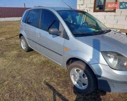 Серый Форд Фиеста, объемом двигателя 1.4 л и пробегом 223 тыс. км за 3700 $, фото 2 на Automoto.ua