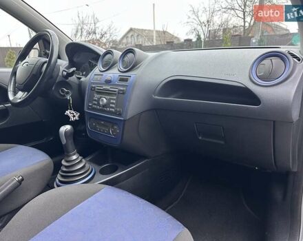 Сірий Форд Фієста, об'ємом двигуна 1.4 л та пробігом 178 тис. км за 4499 $, фото 9 на Automoto.ua