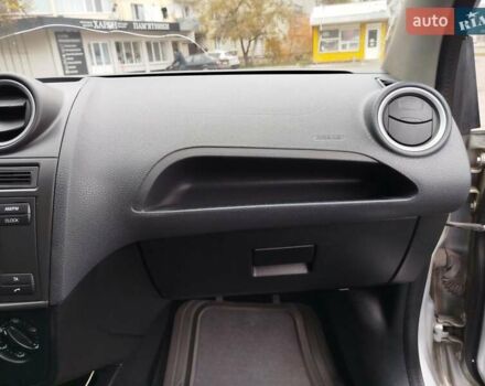 Серый Форд Фиеста, объемом двигателя 1.3 л и пробегом 150 тыс. км за 3700 $, фото 4 на Automoto.ua