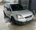 Серый Форд Фиеста, объемом двигателя 1.2 л и пробегом 194 тыс. км за 3300 $, фото 1 на Automoto.ua