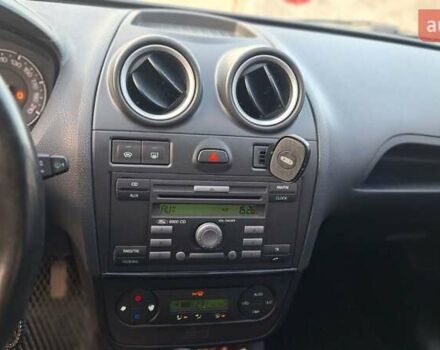 Серый Форд Фиеста, объемом двигателя 1.39 л и пробегом 269 тыс. км за 3800 $, фото 9 на Automoto.ua