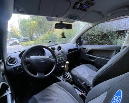 Серый Форд Фиеста, объемом двигателя 1.2 л и пробегом 175 тыс. км за 3900 $, фото 5 на Automoto.ua