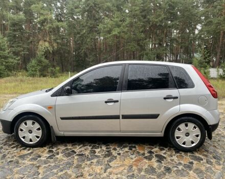 Серый Форд Фиеста, объемом двигателя 1.3 л и пробегом 175 тыс. км за 3950 $, фото 1 на Automoto.ua