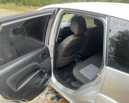 Серый Форд Фиеста, объемом двигателя 1.3 л и пробегом 175 тыс. км за 3950 $, фото 9 на Automoto.ua